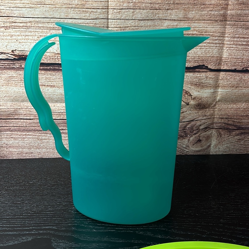 Tupperware Impressions Slimline Pitcher 2 Qt. Teal
